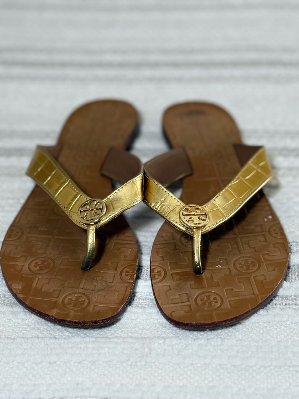 Tory Burch Thora Gold Leather Thong Flip Flop Sandals Logo Medallion Sz 9
